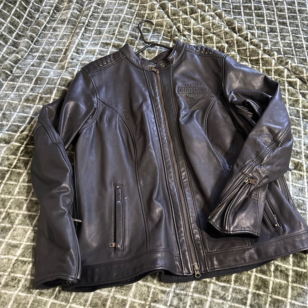 Women’s 2XW Harley Davidson Leather jacket.